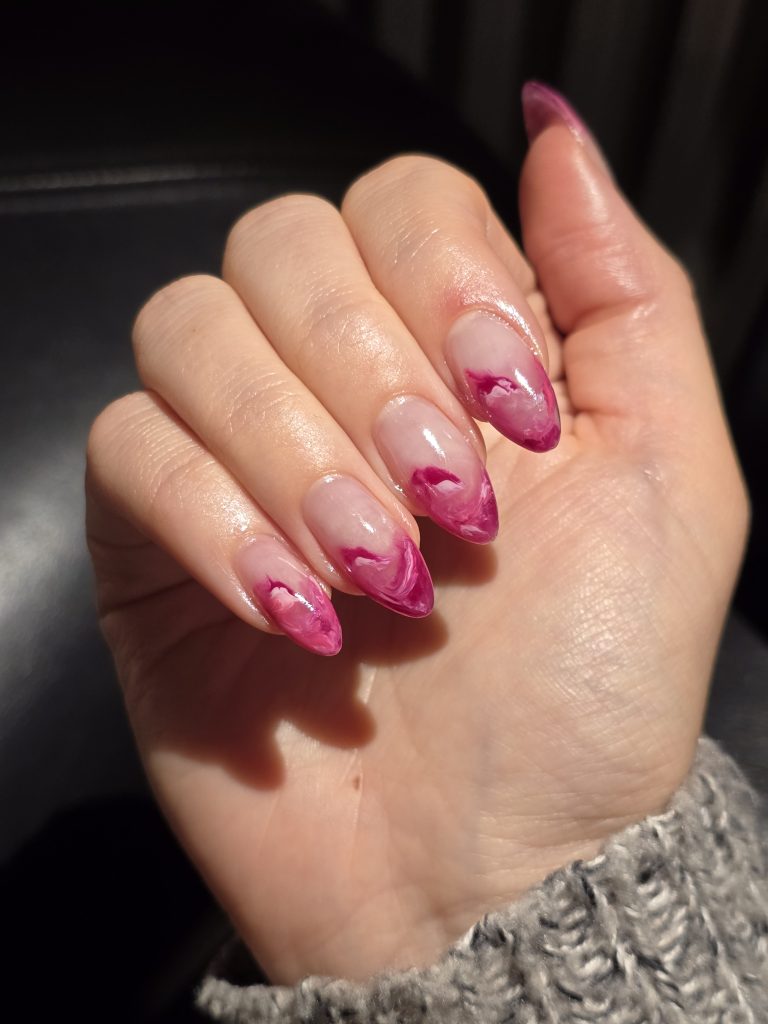 Nagelförlängning i rosa-lila med nail art